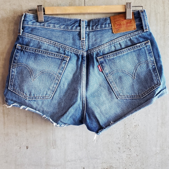 LEVI'S / 501 Jean Shorts in blue denim / Size 26 - Picture 3 of 6